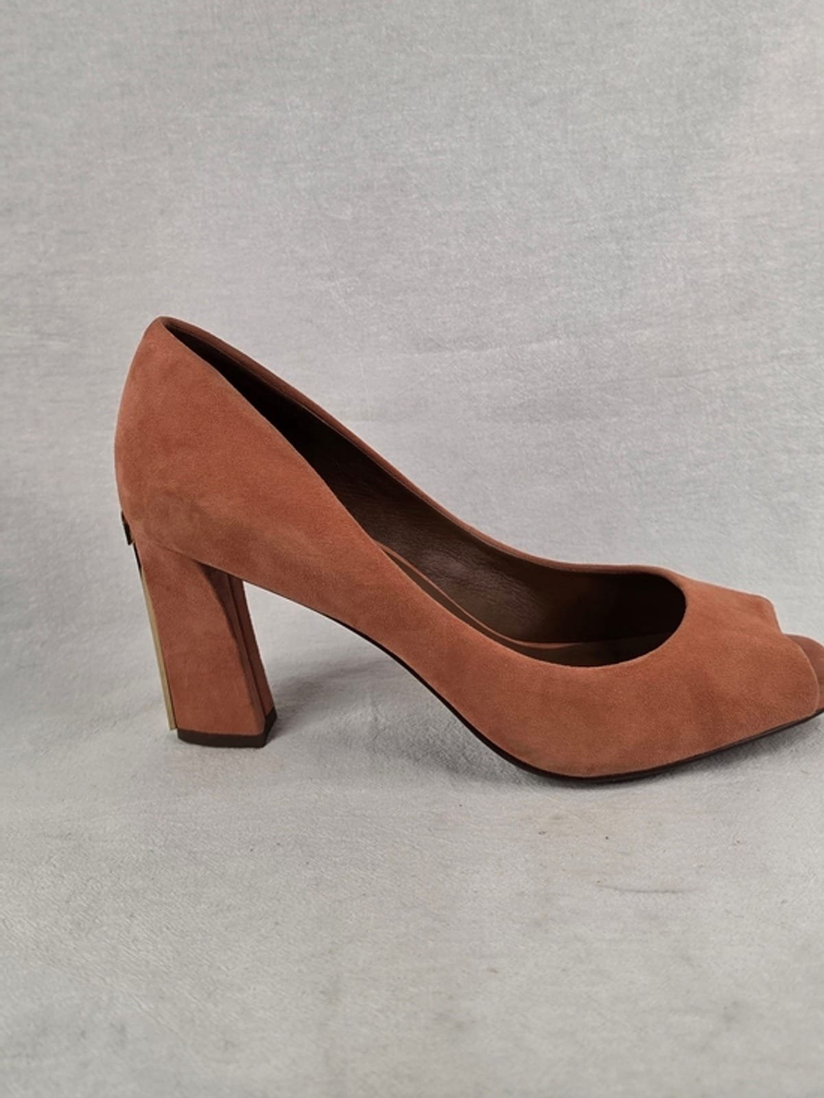 2048 b002d705 1ff3 4e69 88f2 1f67904df754 1781590610757 933404962.jpeg Tory Burch Tan Suede T-Heel Peep-Toe Pumps Gold Architectural Heel 9.5M