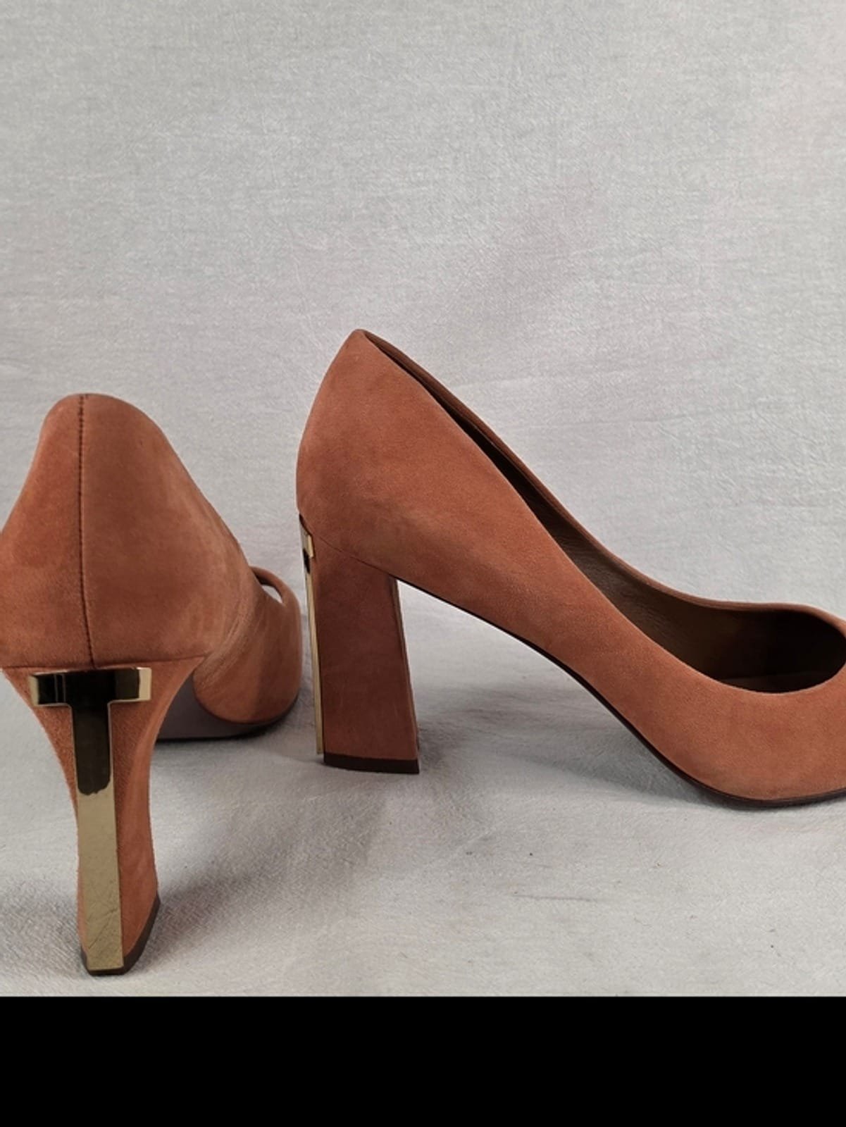 2048 b002d705 1ff3 4e69 88f2 1f67904df754 1781590610760 809894687.jpeg Tory Burch Tan Suede T-Heel Peep-Toe Pumps Gold Architectural Heel 9.5M