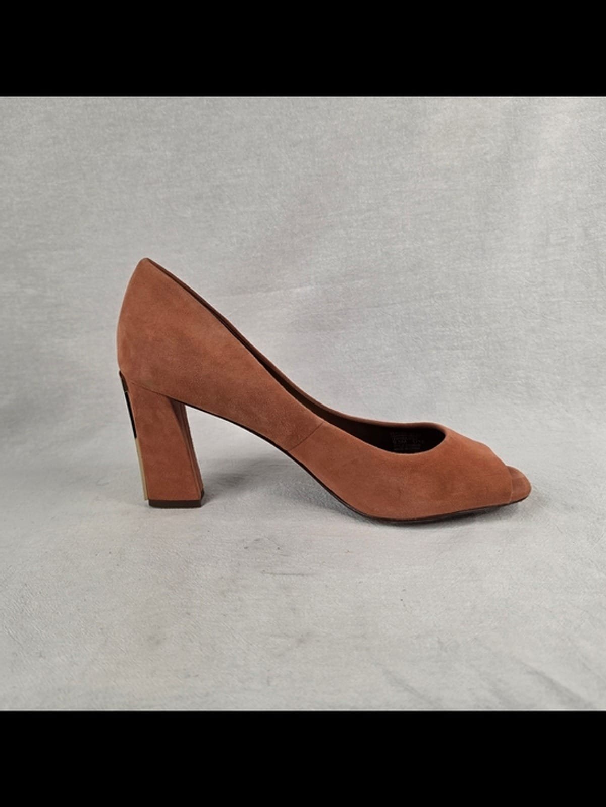 2048 b002d705 1ff3 4e69 88f2 1f67904df754 1781590610762 775221911.jpeg Tory Burch Tan Suede T-Heel Peep-Toe Pumps Gold Architectural Heel 9.5M