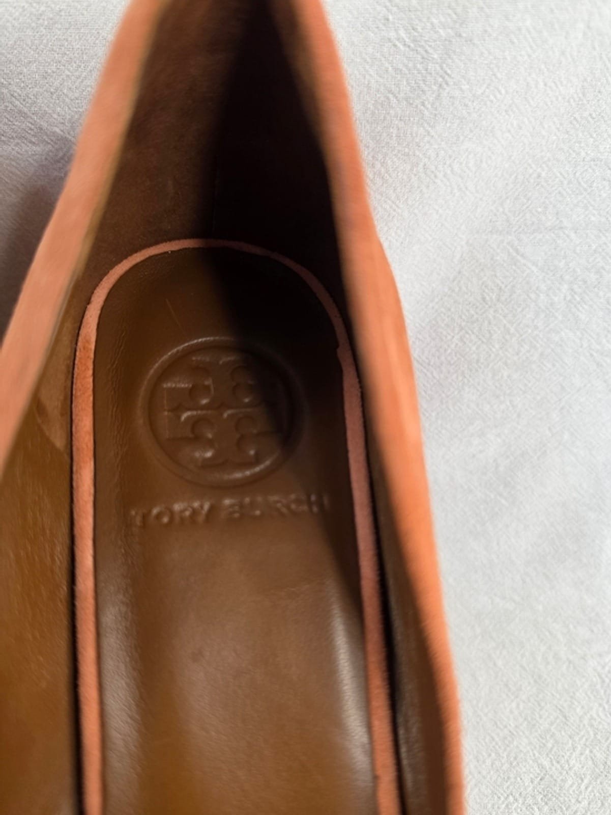 2048 b002d705 1ff3 4e69 88f2 1f67904df754 1781590612342 94270497.jpeg Tory Burch Tan Suede T-Heel Peep-Toe Pumps Gold Architectural Heel 9.5M