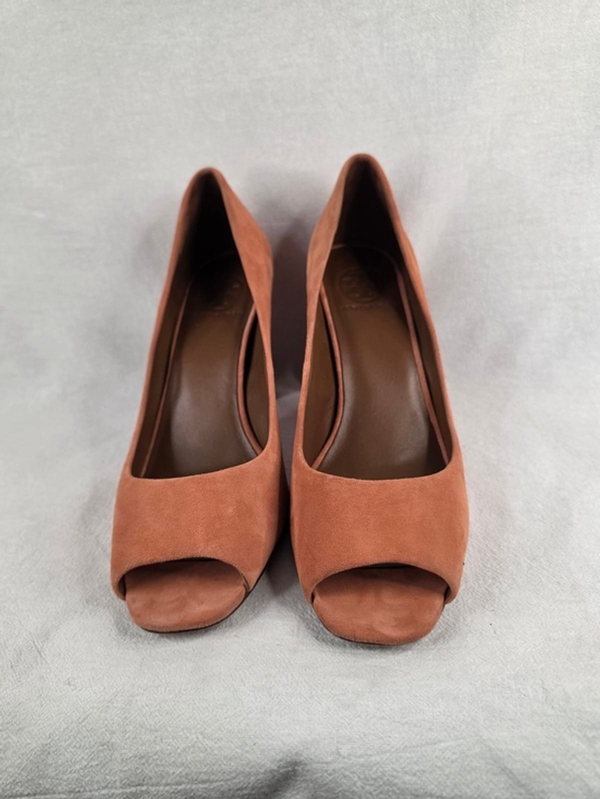 2048 b002d705 1ff3 4e69 88f2 1f67904df754 1781590612345 395588483.jpeg Tory Burch Tan Suede T-Heel Peep-Toe Pumps Gold Architectural Heel 9.5M