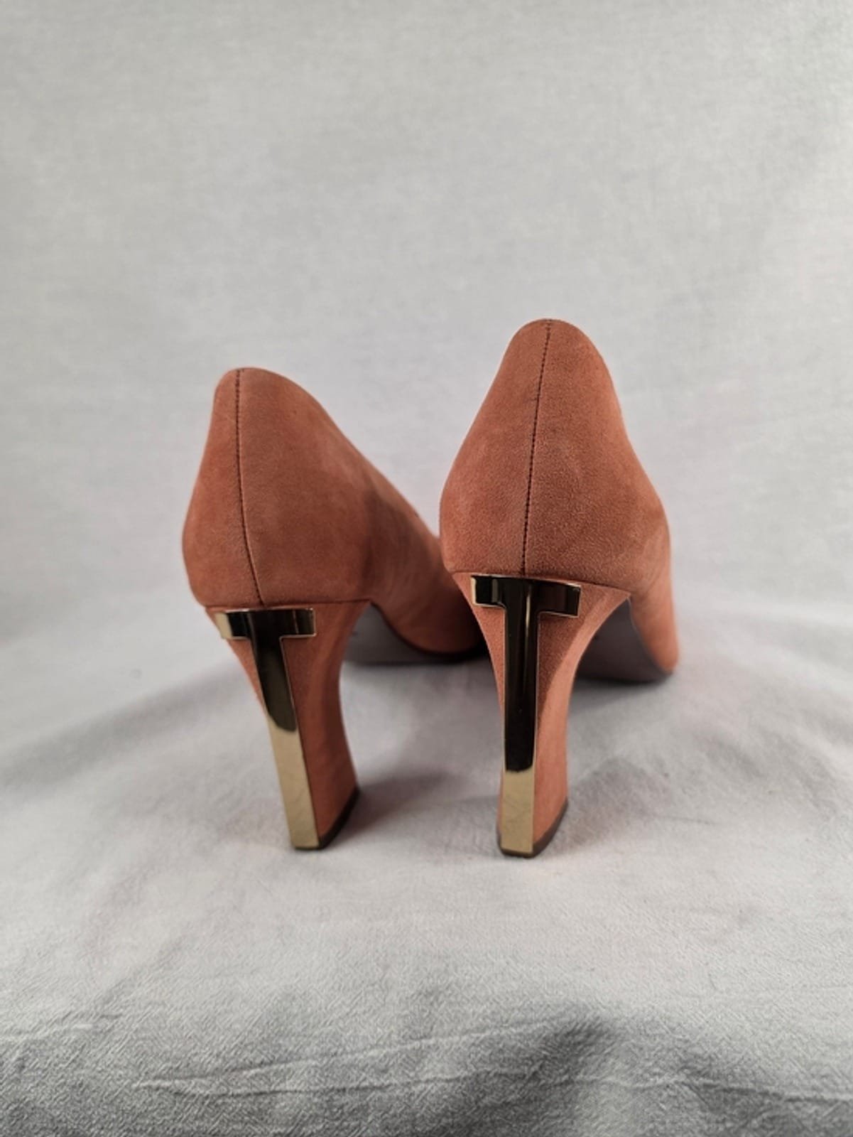 2048 b002d705 1ff3 4e69 88f2 1f67904df754 1781590612347 972605226.jpeg Tory Burch Tan Suede T-Heel Peep-Toe Pumps Gold Architectural Heel 9.5M