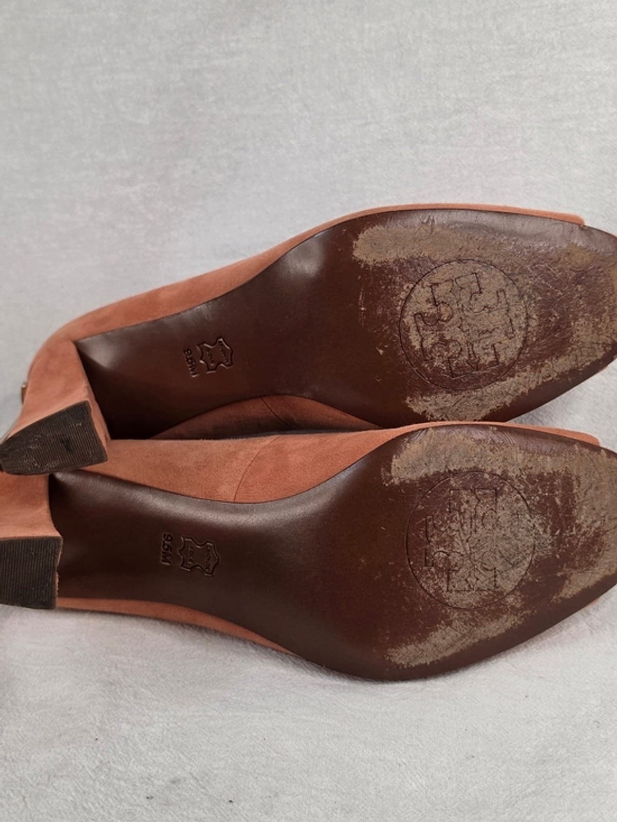 2048 b002d705 1ff3 4e69 88f2 1f67904df754 1781590614103 748924976.jpeg Tory Burch Tan Suede T-Heel Peep-Toe Pumps Gold Architectural Heel 9.5M