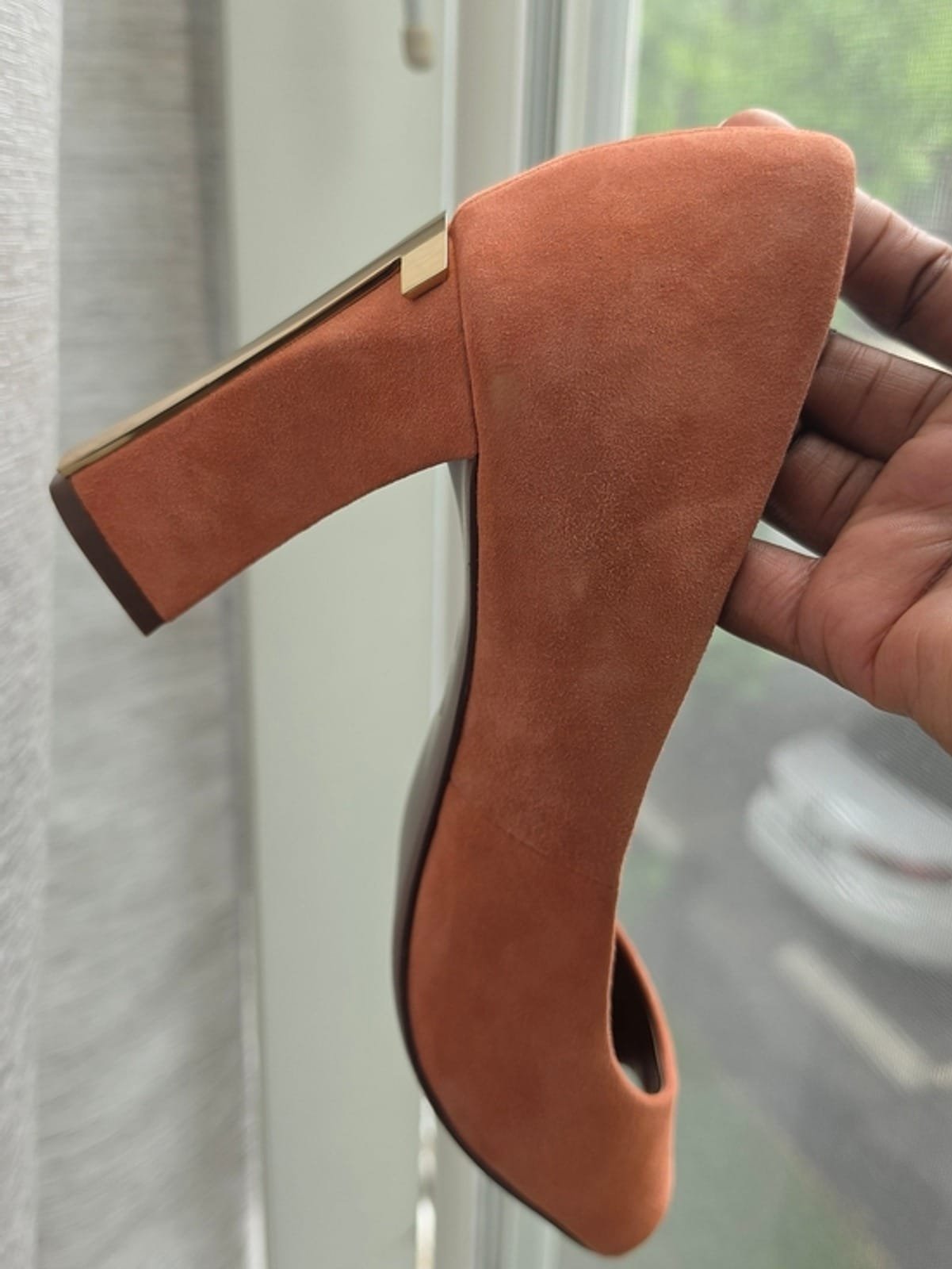 2048 b002d705 1ff3 4e69 88f2 1f67904df754 1781590614107 817448044.jpeg Tory Burch Tan Suede T-Heel Peep-Toe Pumps Gold Architectural Heel 9.5M